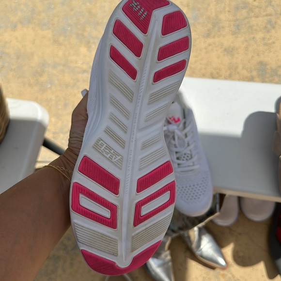 Techloom Pro Sneaker in White & Fusion Pink
APL - Picture 3 of 3